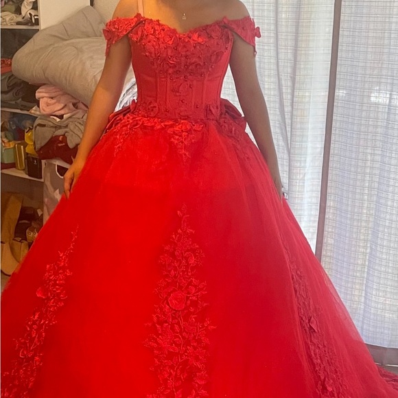 Red big puffy prom dress - Picture 2 of 3